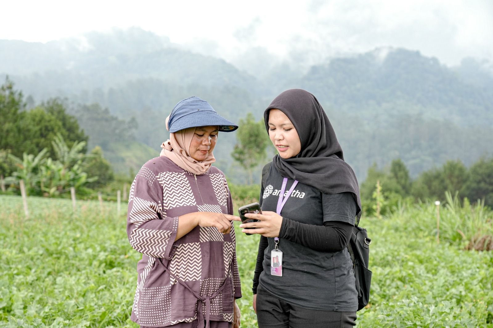 A-Team sedang melakukan literasi digital kepada mitra usaha binaan Amartha di Bandung Jawa Barat (1).jpeg