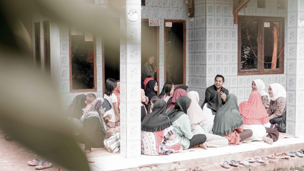 Andi-Taufan-Bersama-Mitra-Amartha-di-Ciseeng-Bogor-1024x576.jpg