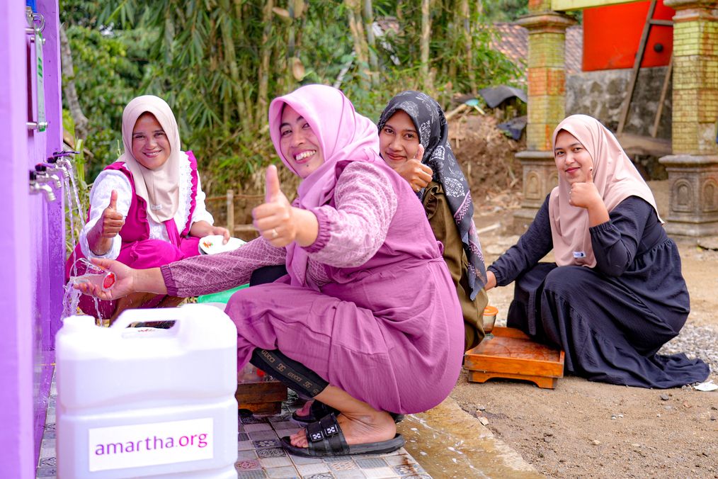 Warga desa Banjar memanfaatkan sumur air bersih dari Amartha.jpg