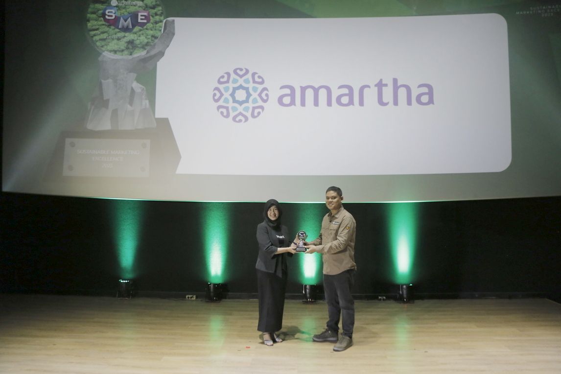 Perwakilan Amartha menerima penghargaan Marketeers Sustainable Marketing Excellence Award 2023 di CGV fX Sudirman, Jakarta (12/7/2023) .